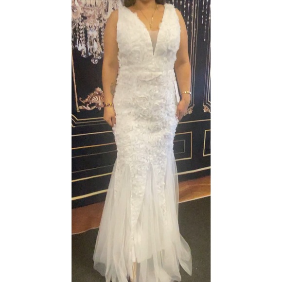 DRESS FOR EVERYONE XL White Mermaid 3D Floral VNeck Maxi Wedding/Prom Dress NWT - Picture 2 of 7